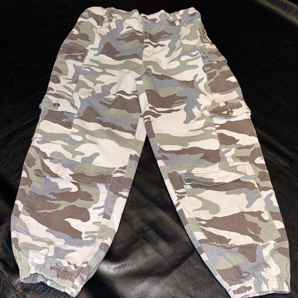 Rue21 Pants - Rue21 Camouflage Print Pants, size L, EUC
